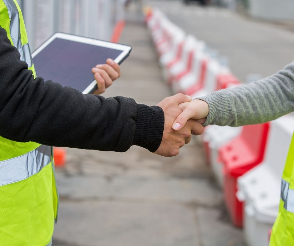 2 people shaking hands